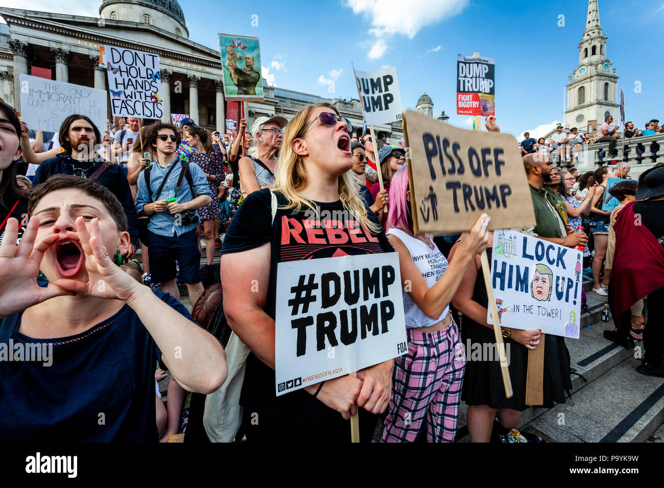 El triunfo contra manifestantes en contra de la visita de los presidentes de EE.UU. al Reino Unido, Trafalgar Square, Londres, Inglaterra Foto de stock