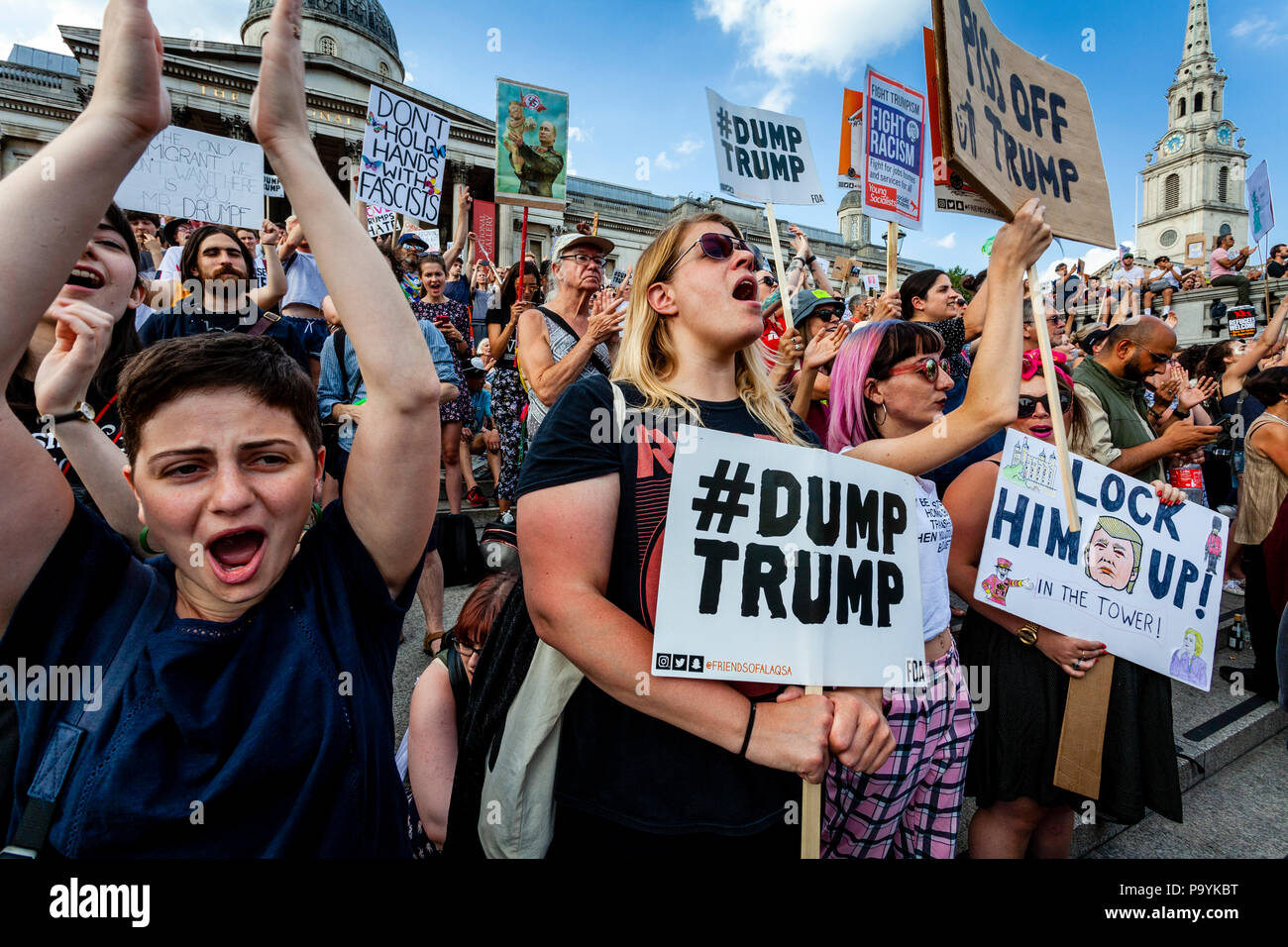 El triunfo contra manifestantes en contra de la visita de los presidentes de EE.UU. al Reino Unido, Trafalgar Square, Londres, Inglaterra Foto de stock