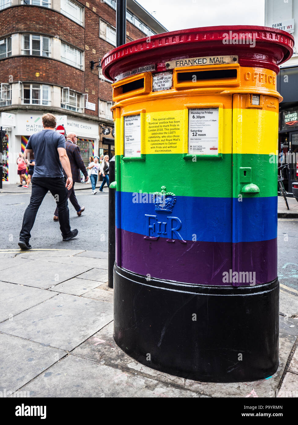 LGBT+ Gay Pride pintó Post Box en Old Compton Street En el barrio de ocio Soho de Londres Foto de stock