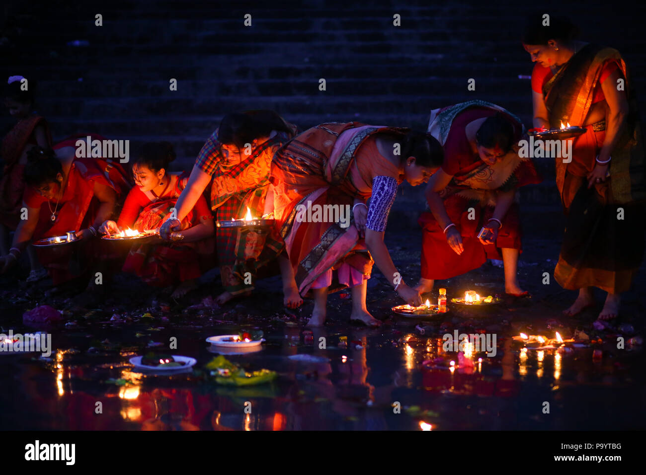 Las mujeres hindúes visto dejando que sus lámparas flujo durante el festival. Los devotos Hindu observar Bipodtarini rituales Puja por la iluminación de las lámparas de aceite y dejarlas fluir en el río Buriganga. Bipodtarini puya es una diosa hindú. Foto de stock