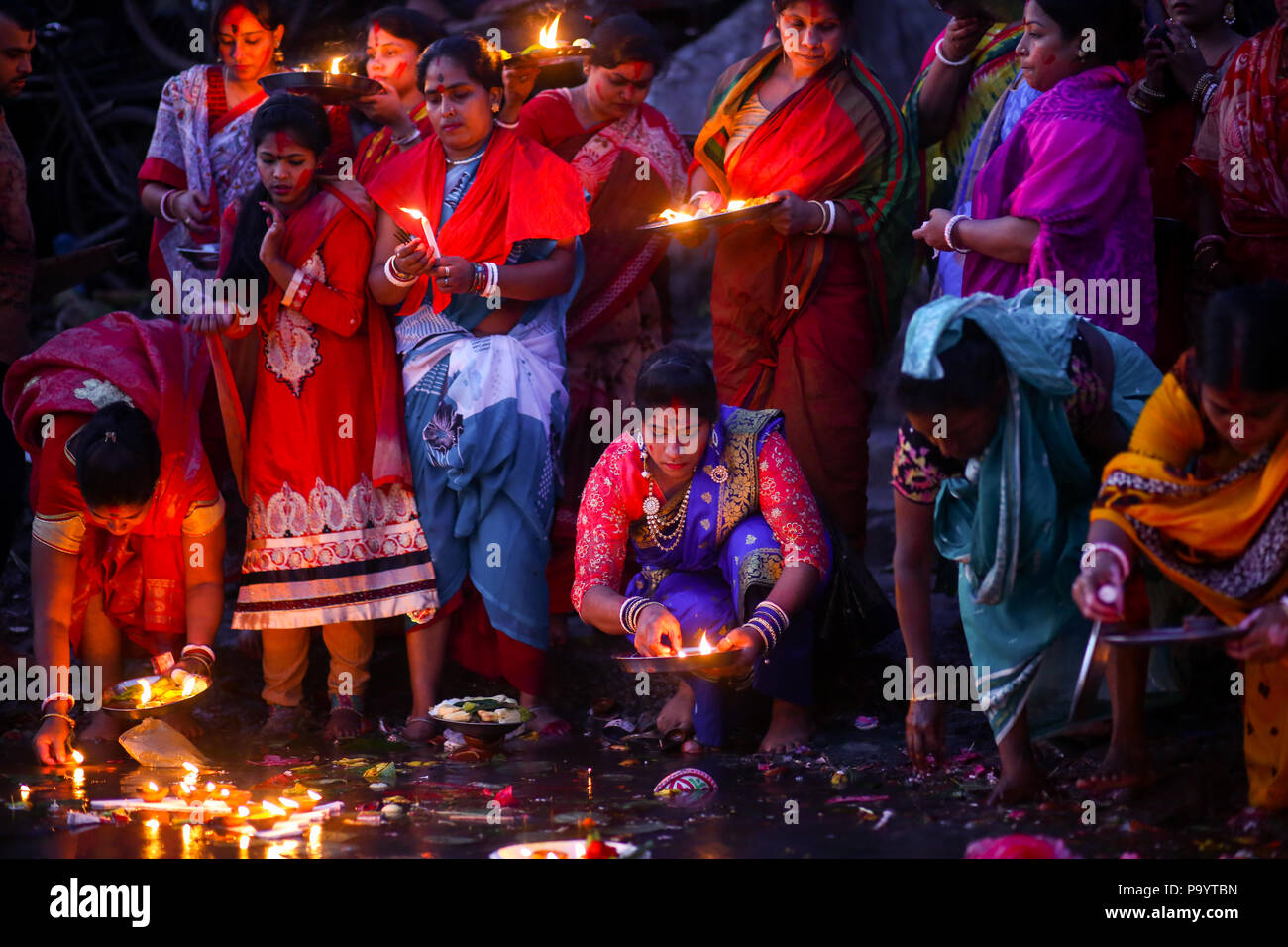 Las mujeres hindúes visto iluminando sus lámparas durante el festival. Los devotos Hindu observar Bipodtarini rituales Puja por la iluminación de las lámparas de aceite y dejarlas fluir en el río Buriganga. Bipodtarini puya es una diosa hindú. Foto de stock