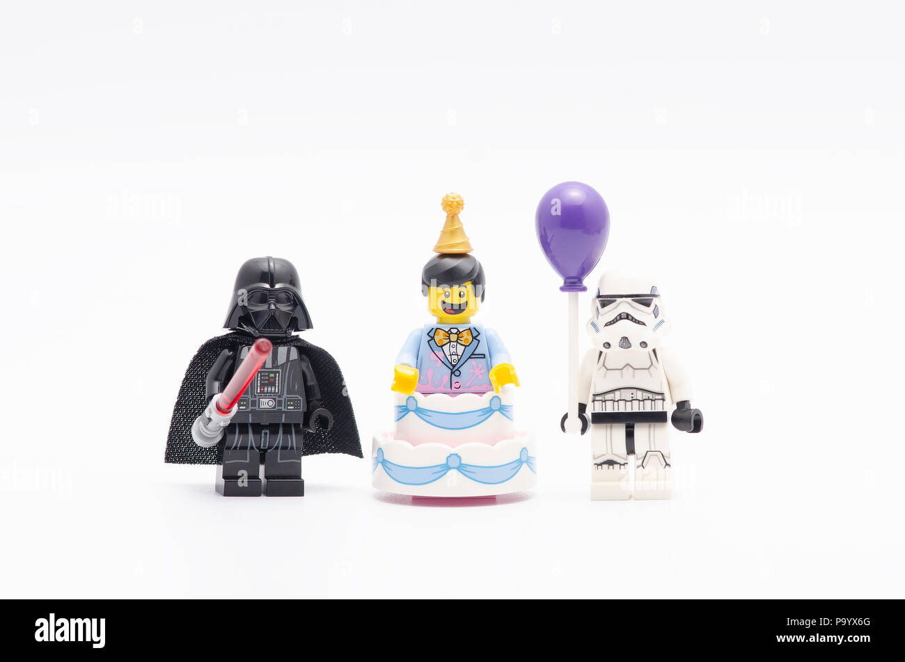 Lego darth vader con party cake man y storm troopers sosteniendo un globo.  Lego minifigures son fabricados por el Grupo Lego Fotografía de stock -  Alamy