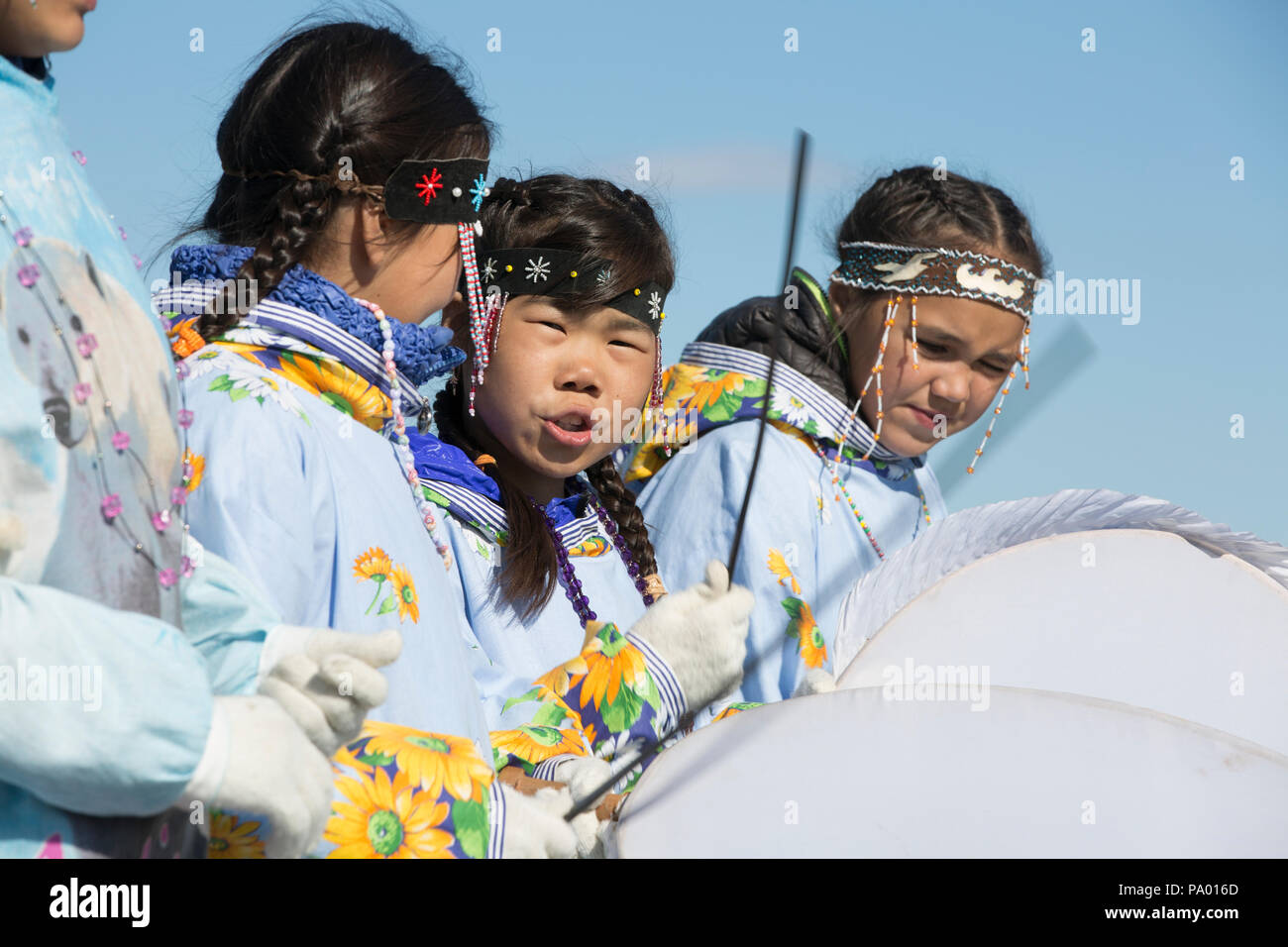Los niños de Lorino Village en traje tradicional, Chukotka, Rusia Foto de stock