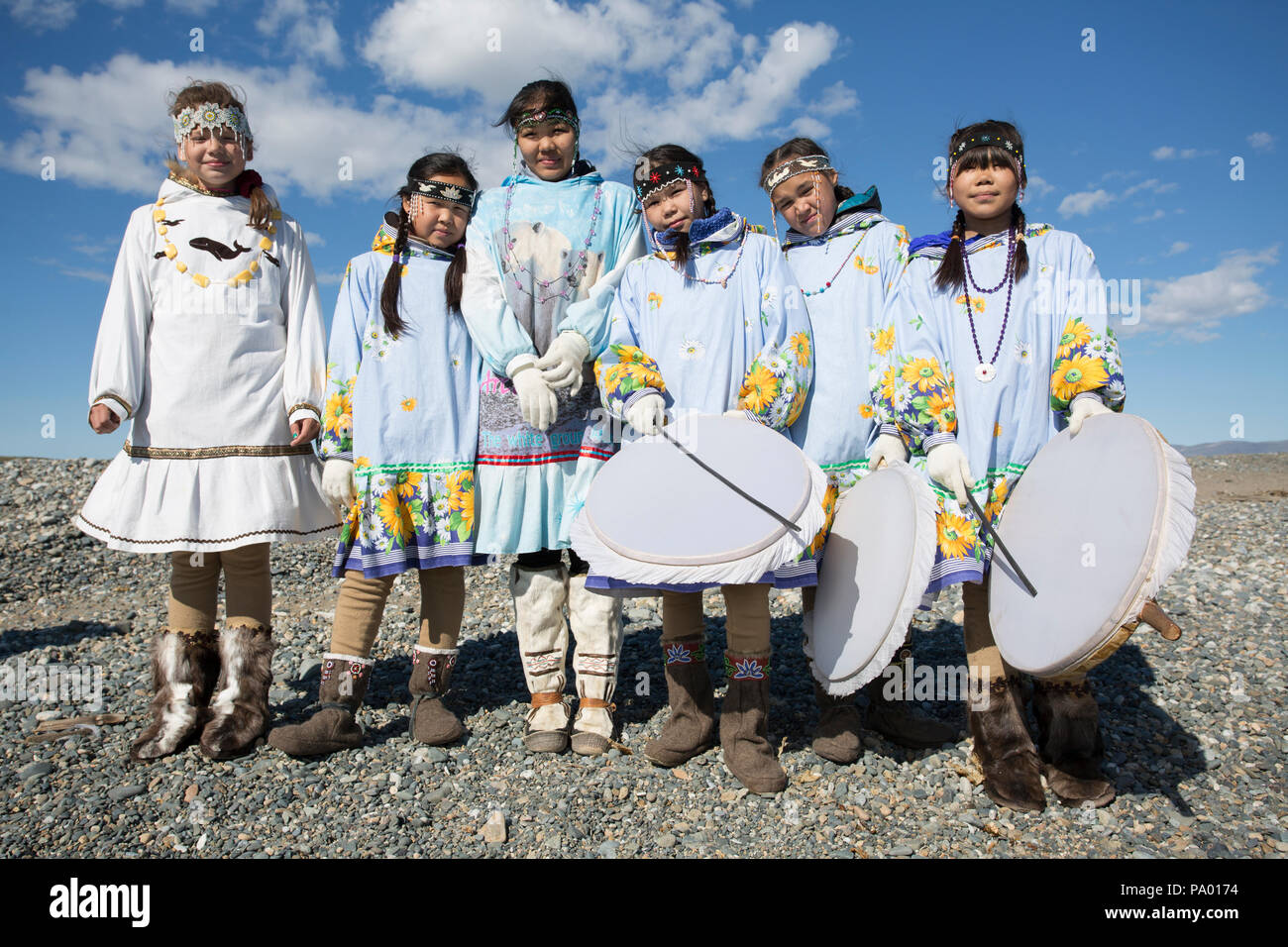 Los niños de Lorino Village en traje tradicional, Chukotka, Rusia Foto de stock