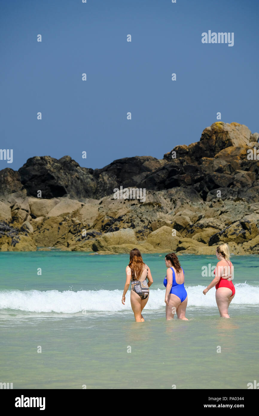 Mujeres en traje de baño en la playa fotografías e imágenes de alta  resolución - Alamy