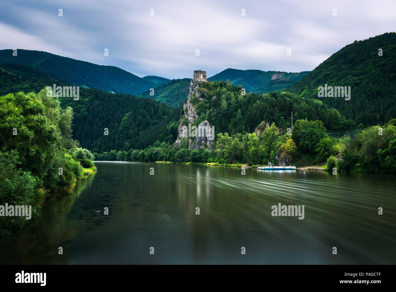 Ruinas del castillo de Strecno y río Vah en Eslovaquia Foto de stock