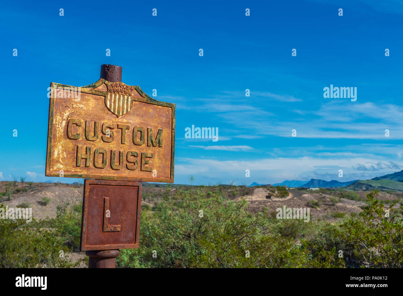 Casa de aduanas firmar en Castolon distrito histórico en el Parque Nacional Big Bend en Texas. La histórica zona de cruce de frontera. Foto de stock