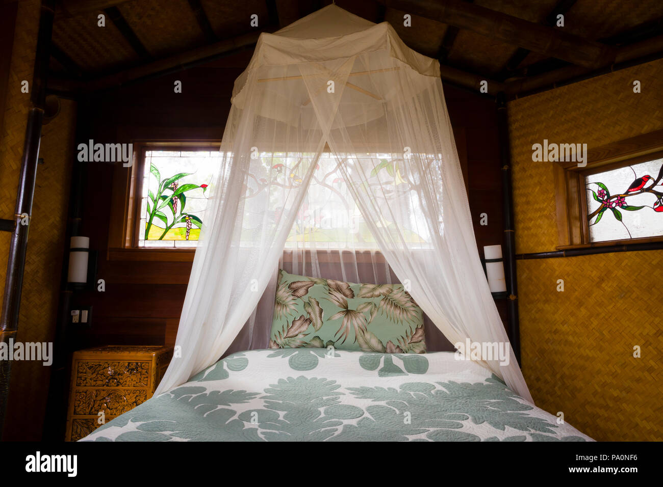 Honeymoon Suite con una cama king size en una casa de árbol en el bosque lluvioso cerca de Hilo y volcán en la Isla Grande de Hawai Foto de stock