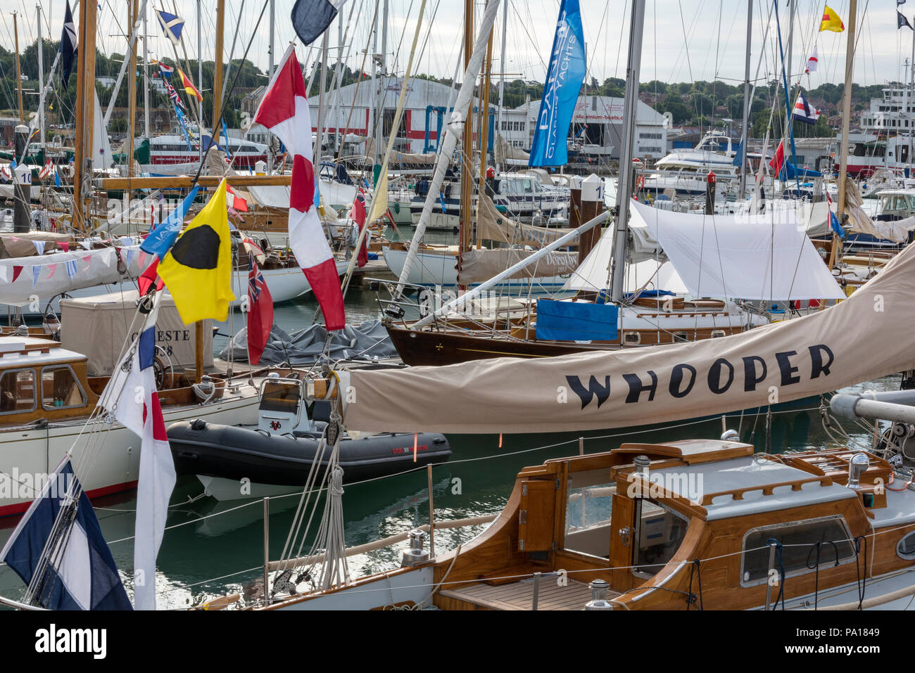 Regata en Cowes, Isla de Wight, Reino Unido. Julio 20, 2018. Clásicos de  madera hermosos veleros de todo el mundo se reunieron en Cowes Yacht Haven  para la anual Panerai Relojes patrocinado
