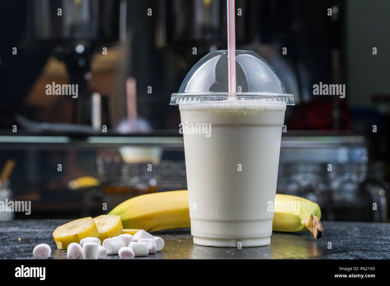 Vaso de plástico de batido con plátano Fotografía de stock - Alamy