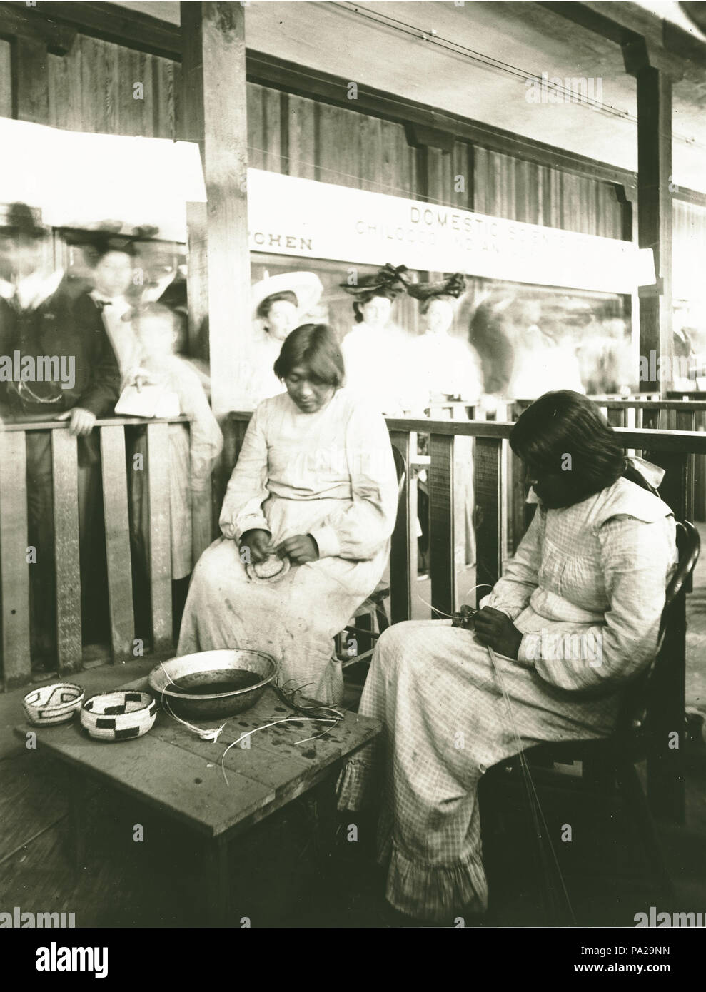 609 Effa Rhodes y Amy Enos, del O'odham (Pima tribu) tejiendo cestas en la ciencia doméstica exhibición en el modelo Indian School. Departamento de Antropología, la Feria Mundial de 1904 Foto de stock