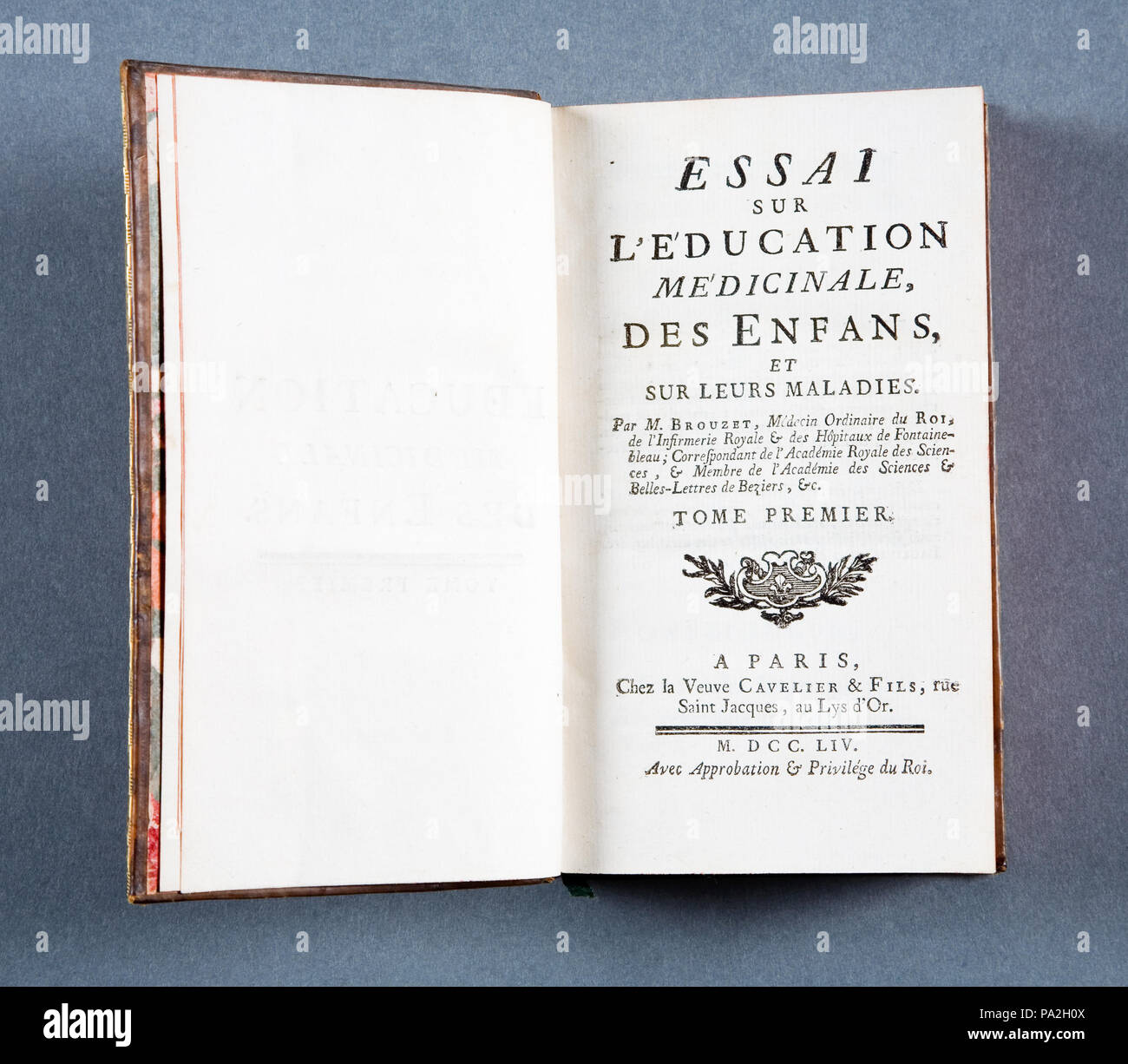 Brouzet. Inv.nr: V.13.671. 40 Boken "Essai sur l'education médicinale, des enfans, et sur leurs maladies" från 1754 - Skoklosters slott - 86271 Foto de stock