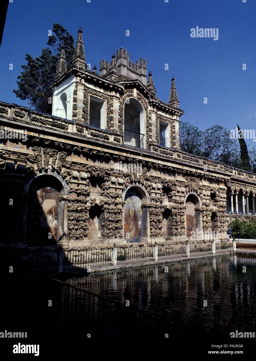 ALBERCA CENTRAL Y FUENTE DE MERCURIO EN EL JARDÍN del estanque