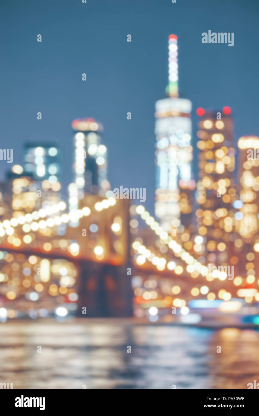 Imagen borrosa de la ciudad de Nueva York en la noche, tonos de color, imagen de fondo abstracto urbano. Foto de stock