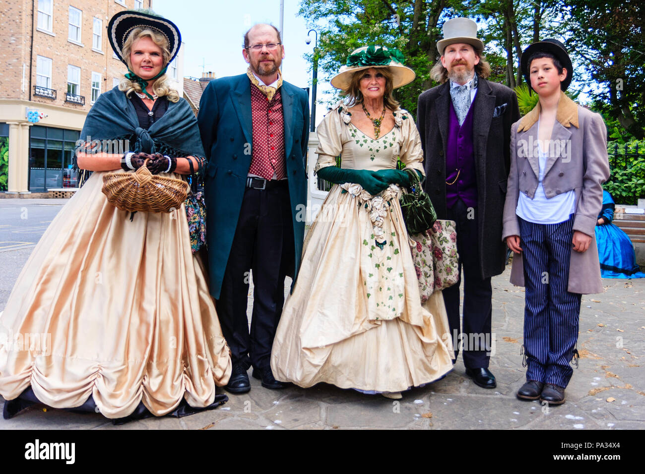 Cinco personas posando, eye-contact. Vestida con ropa de estilo victoriano,  como diversos personajes de Charles Dickens, parte de Dickens Semana en  Broadstairs Fotografía de stock - Alamy