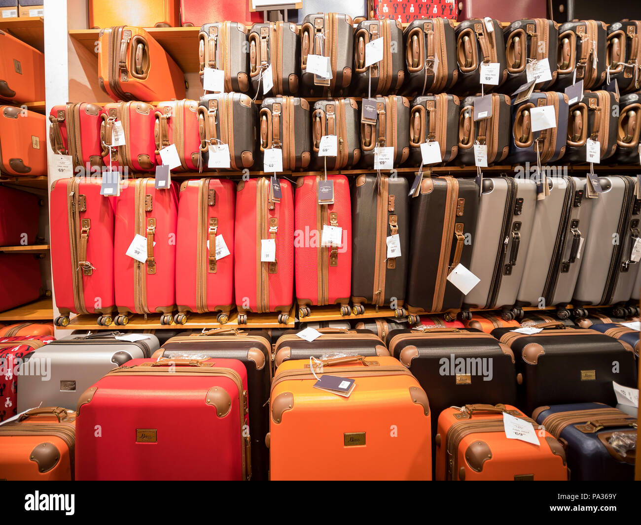 Los Ángeles, 24 Jun: Muchas maletas en el famoso centro de Citadel Outlets  en Jun 24, 2018 en Los Angeles, California Fotografía de stock - Alamy