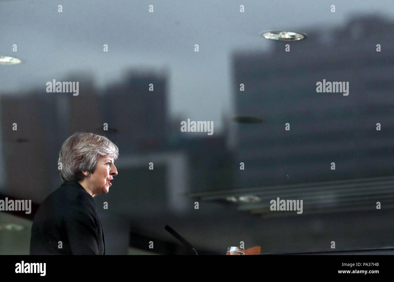 La primera ministra Theresa May, durante su discurso en el Waterfront Hall de Belfast, donde instó a la Unión Europea a que evolucione su posición sobre el Brexit y no se devuelvan de ideas inviables. Foto de stock