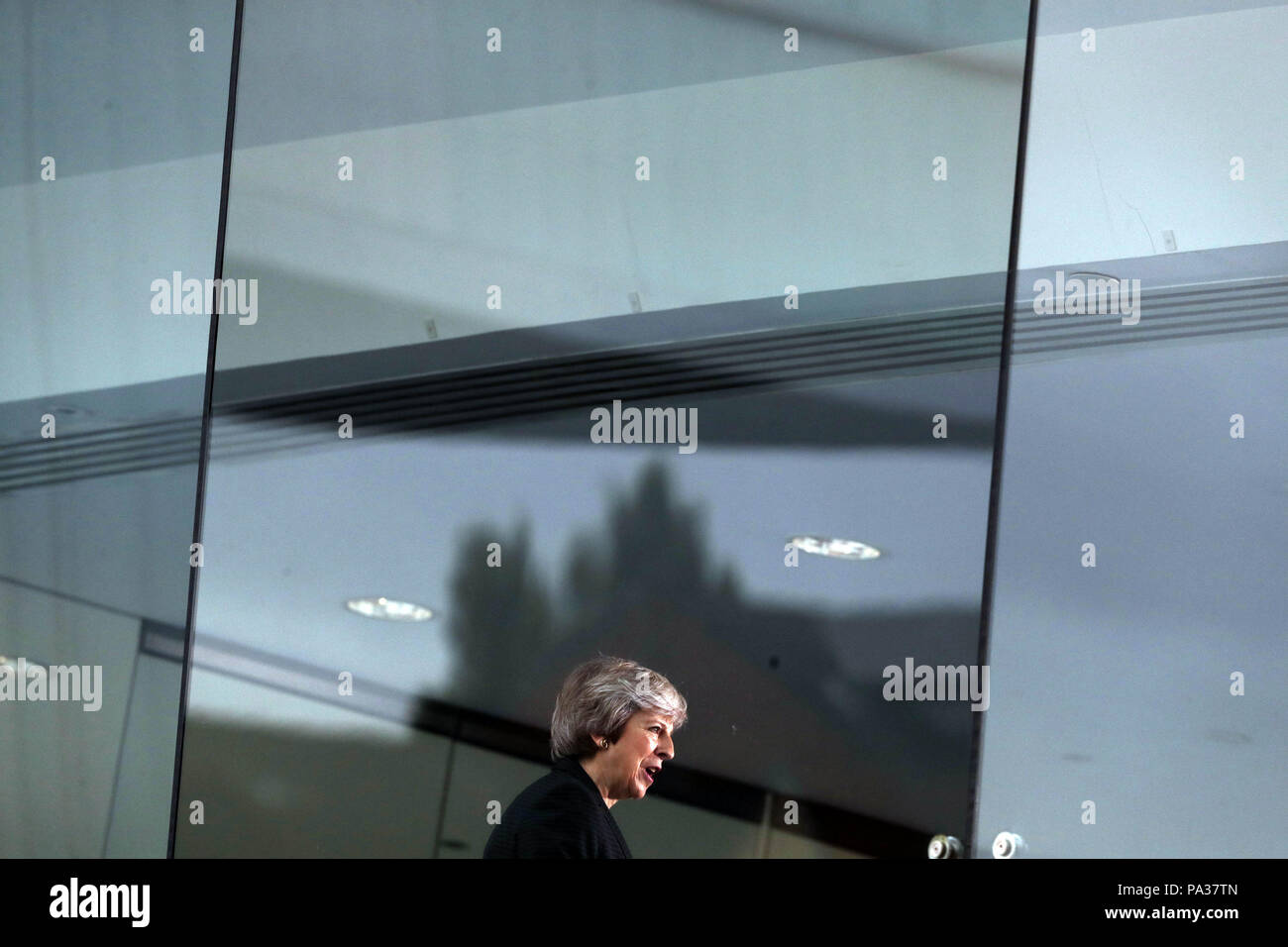 El Primer Ministro Teresa Mayo durante su discurso en el Waterfront Hall de Belfast, donde instó a la Unión Europea a "evolucionar" su posición sobre Brexit y no caer en "impracticable" de ideas. Foto de stock