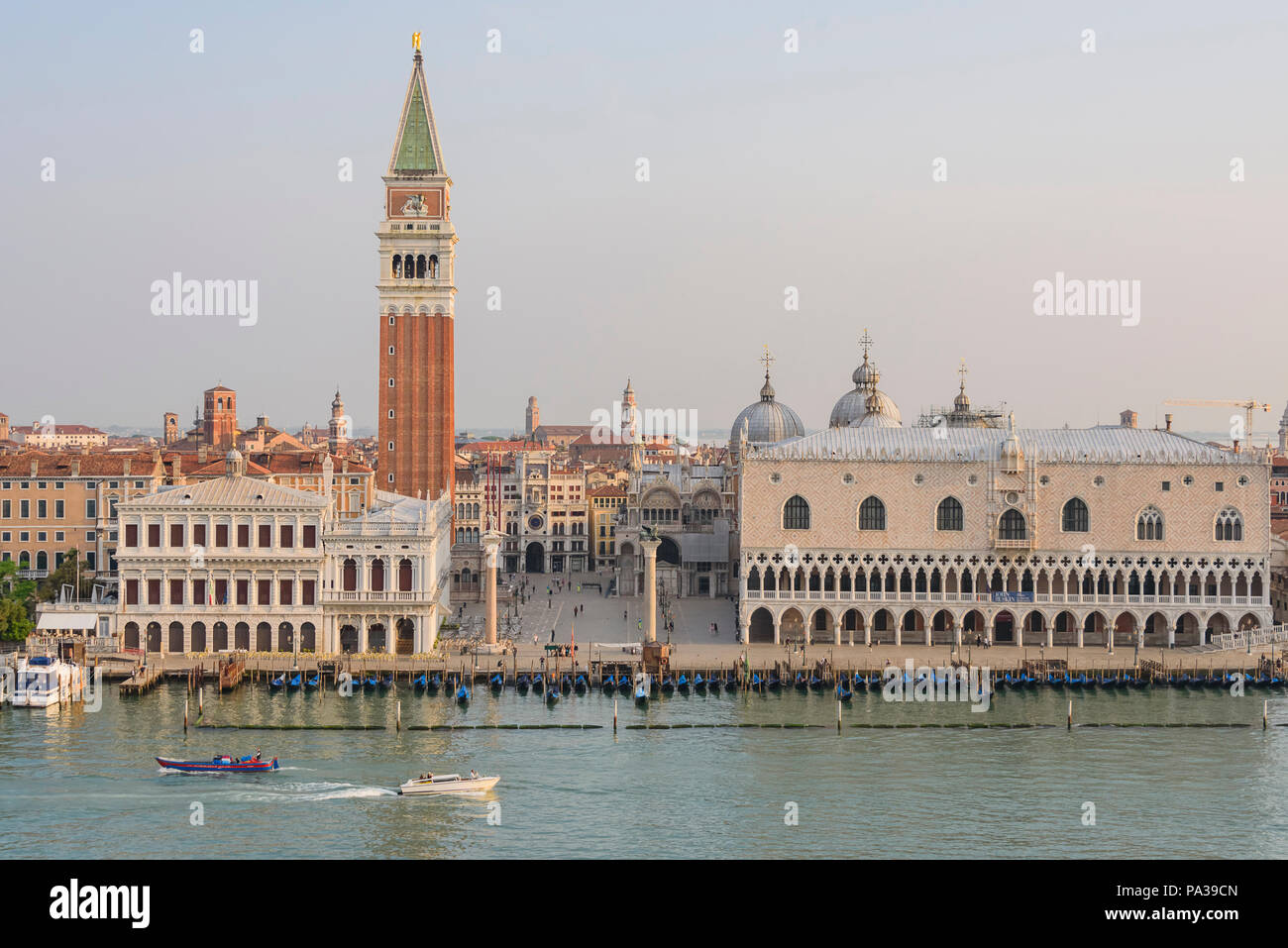 Imagen temprano en la mañana de la plaza de San Marcos de Venecia. Excepcionalmente la plaza está casi vacía de personas. Foto de stock
