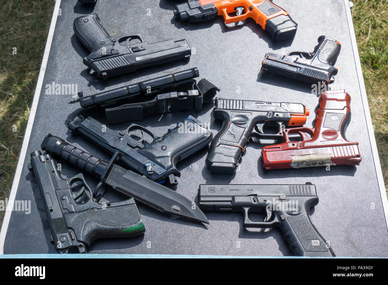 Réplicas de juguete pistolas fotografías e imágenes de alta resolución -  Alamy