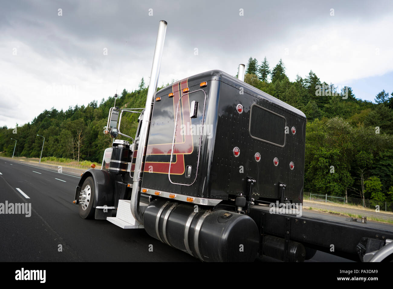 Elegante negro potente big rig semi industrial clásico camión con accesorios  de cromo y tubos de escape vertical transportar carga en semi cama plana tr  Fotografía de stock - Alamy