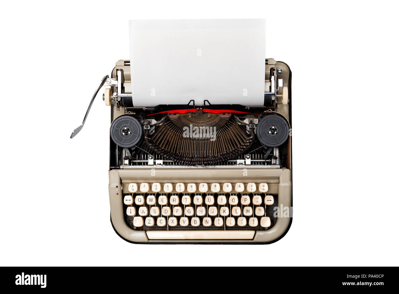Vintage typewriter aislado sobre fondo blanco con hoja cargada con textura en blanco listo para escribir Foto de stock