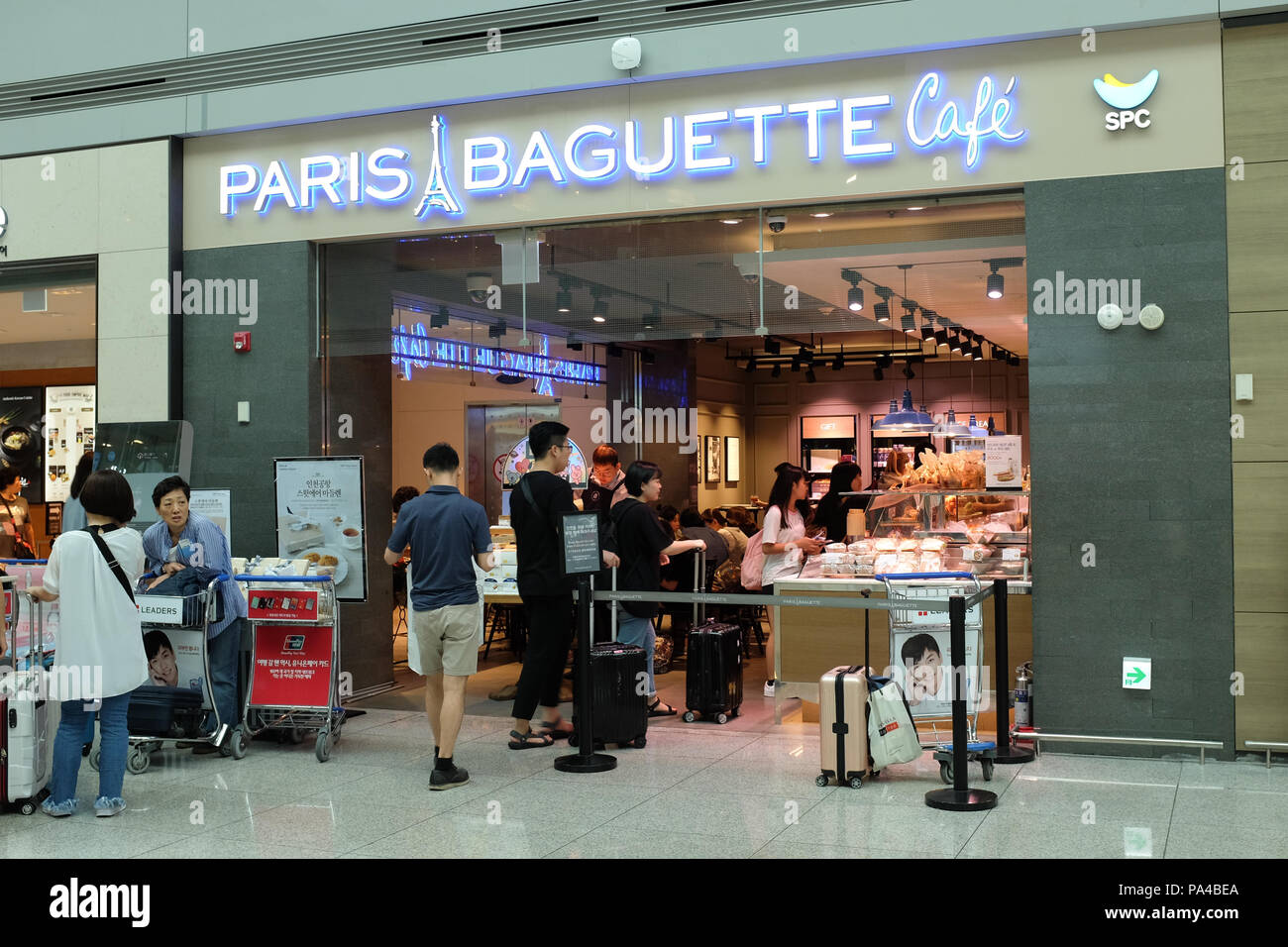 Un baguette París Cafe en el aeropuerto internacional de Incheon en Seúl, Corea del Sur. Foto de stock