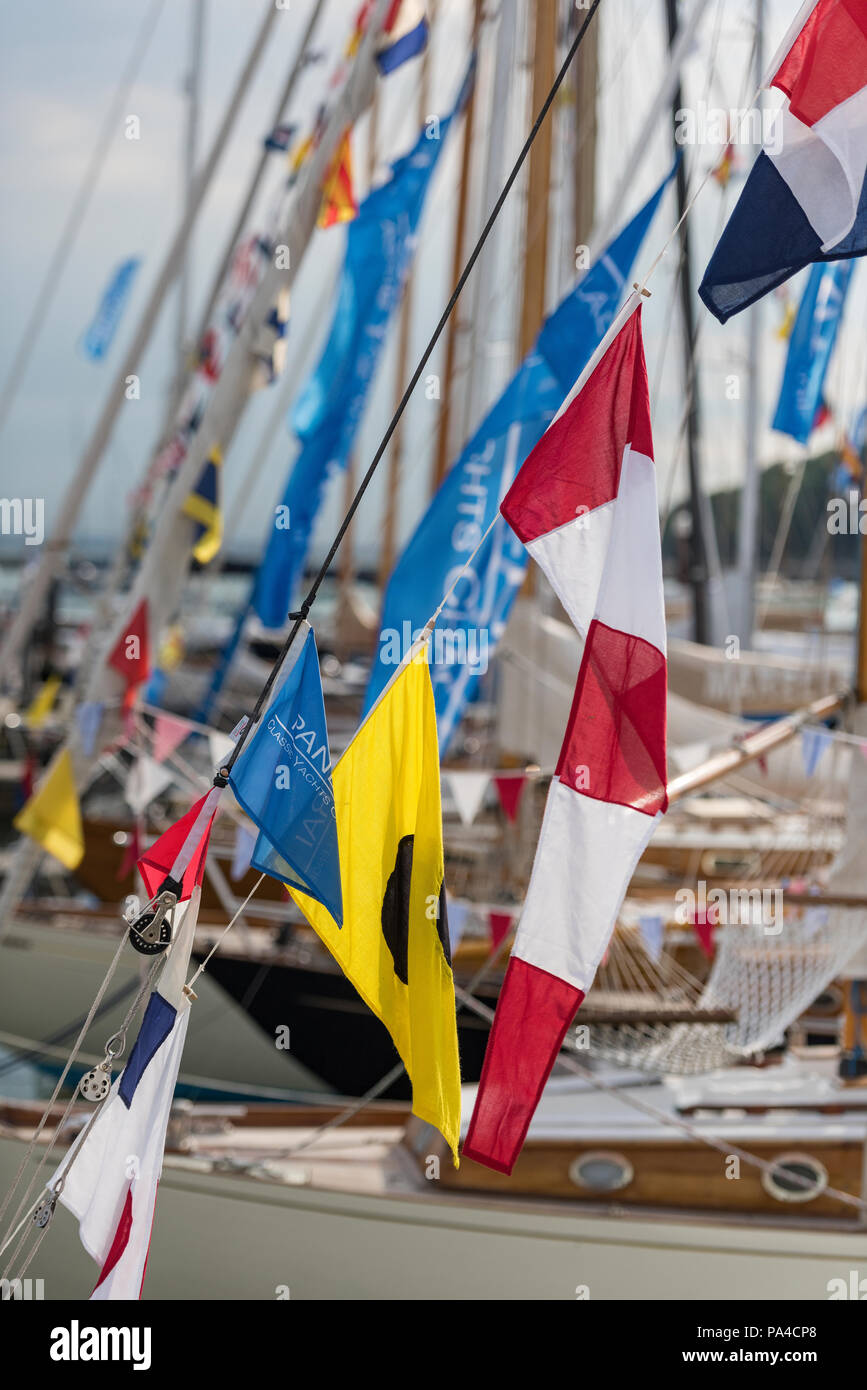 Banderas y bunting en yates en el puerto deportivo o el Yacht Haven en Cowes en la isla de Wight durante la semana de Cowes regata. Foto de stock