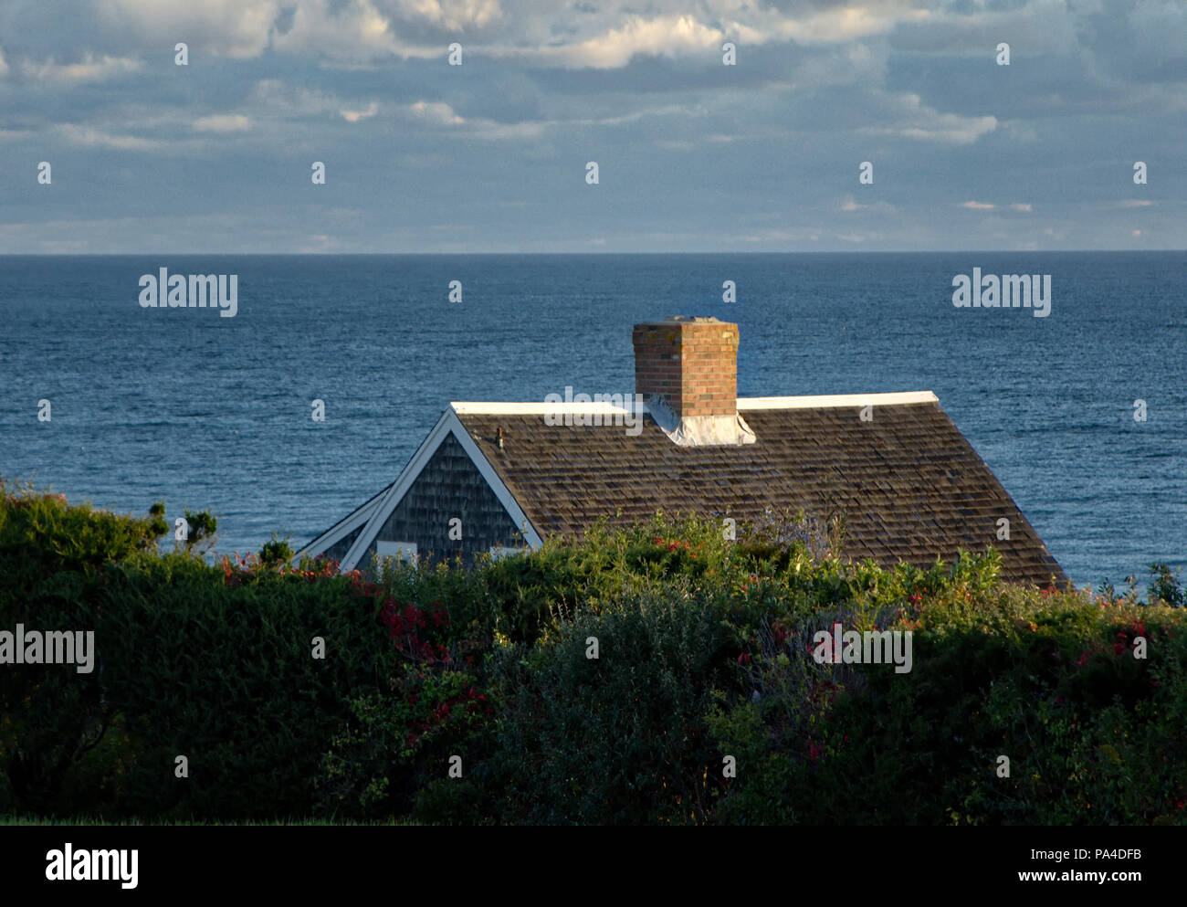 Solitarias waterfront cottage, en Cape Cod, Massachusetts, EE.UU. Foto de stock
