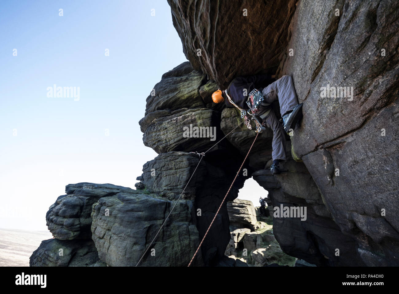 La escalada en el Gritstone Pule Hill en el Peak District Foto de stock