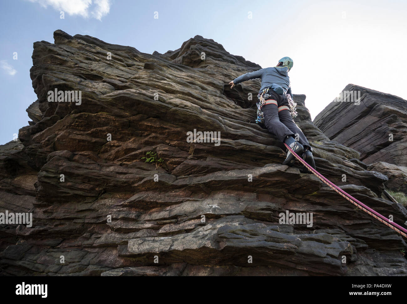 La escalada en el Gritstone Pule Hill en el Peak District Foto de stock