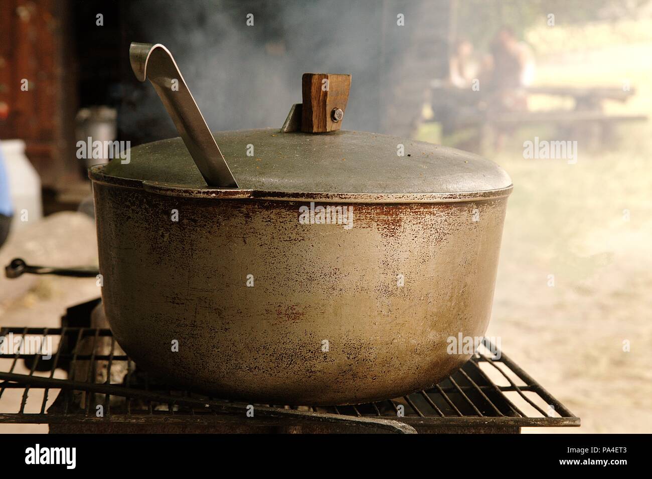 Horno holandés, cocinar al aire libre usando potes apilados con base de  metal de apoyo Fotografía de stock - Alamy