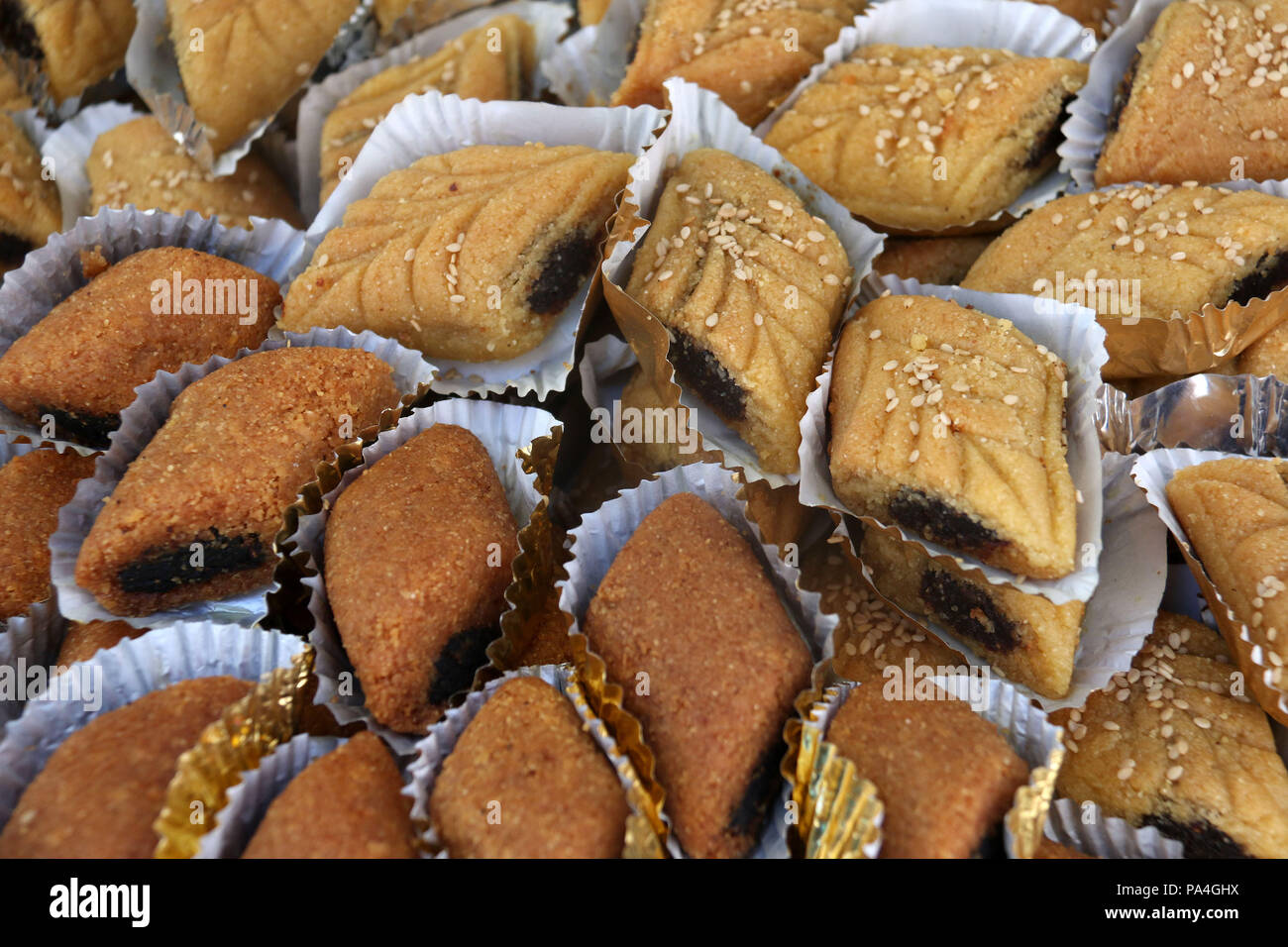 Makrout, del norte de África la sémola galletas rellenas con fecha pegar Foto de stock