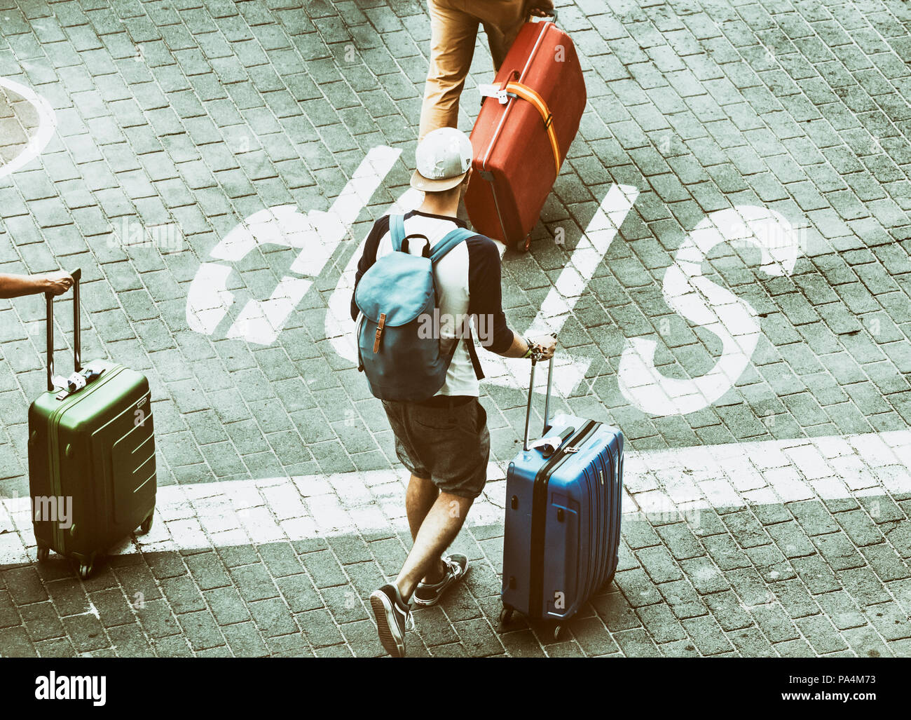 Tourist wheeling suitcase fotografías e imágenes de alta resolución - Alamy