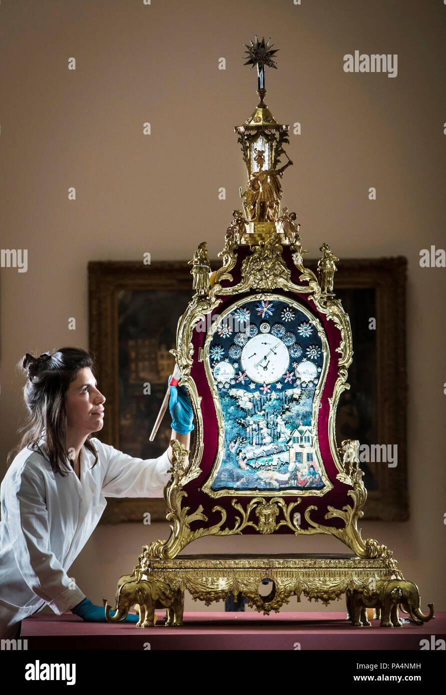 Relojería conservador Daniela Corda como muy ornamentada del siglo xviii reloj está desvelado en el York Galería de Arte. Foto de stock