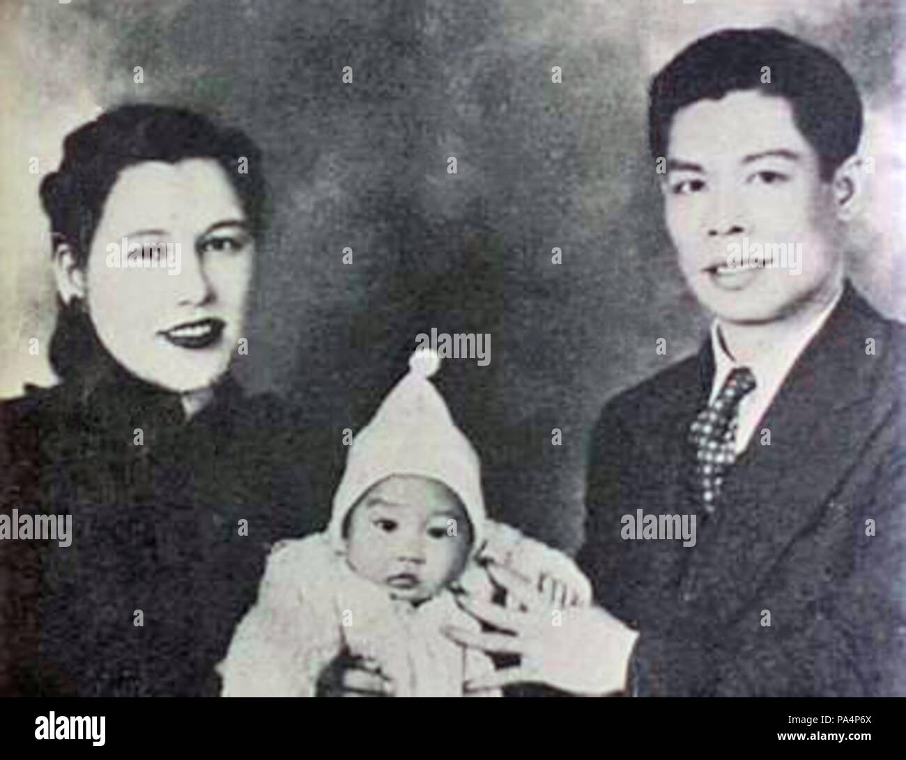 42 Bruce Lee con sus padres 1940 Foto de stock