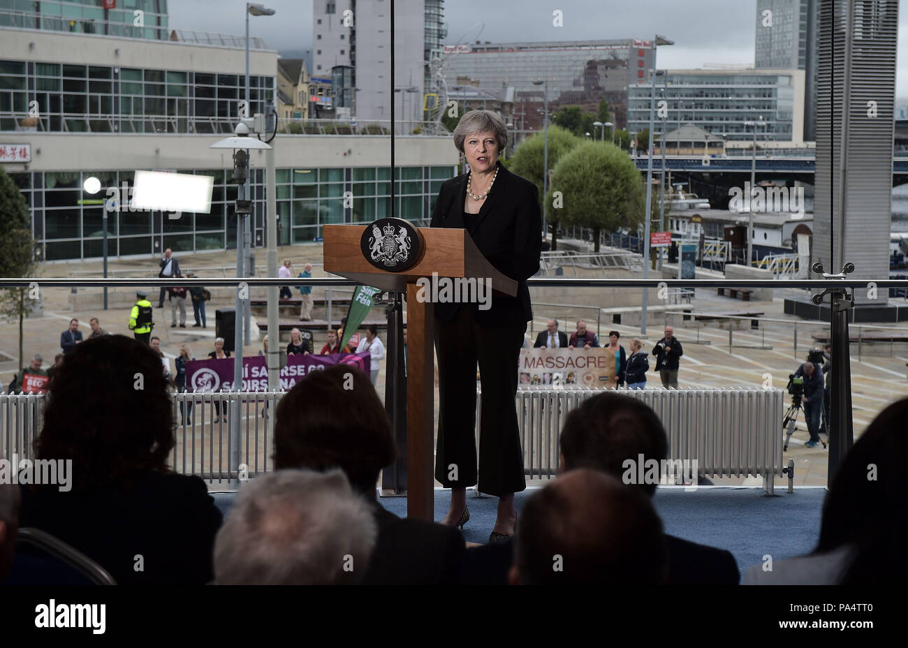 La primera ministra Theresa May durante su discurso en el Waterfront Hall de Belfast, donde instó a la Unión Europea a "evolucionar" su posición respecto del Brexit y no caer en ideas "inviables". Foto de stock