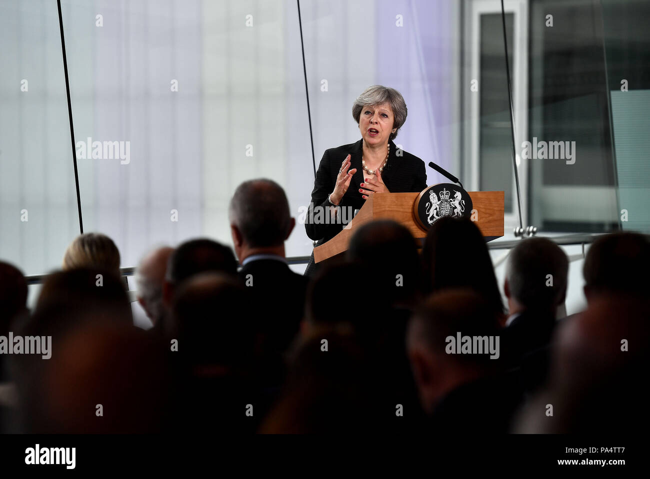 La primera ministra Theresa May, durante su discurso en el Waterfront Hall de Belfast, donde instó a la Unión Europea a que evolucione su posición sobre el Brexit y no se devuelvan de ideas inviables. Foto de stock