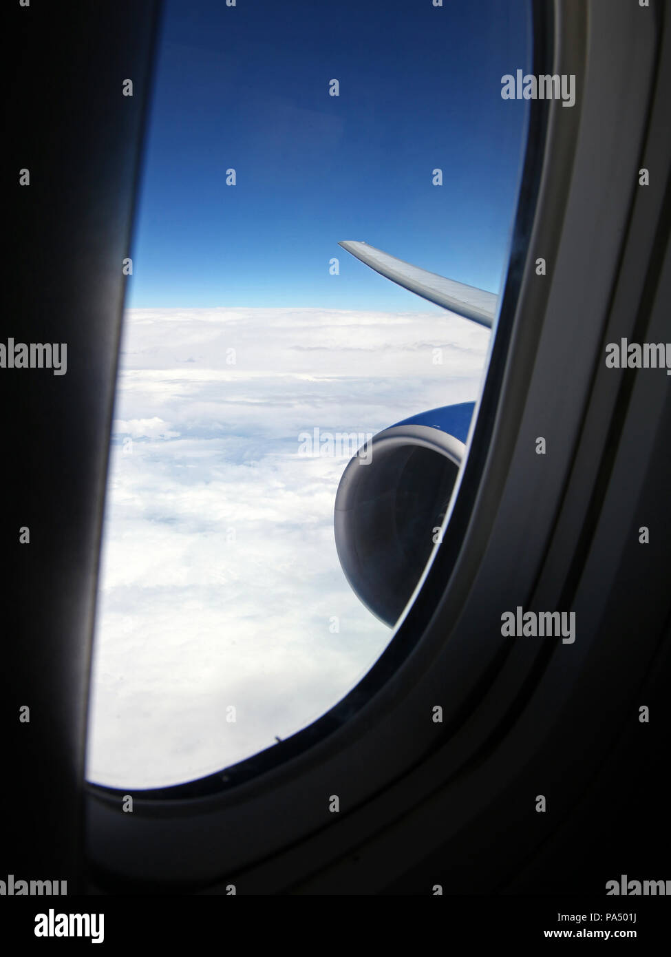 Vista desde un arqueamiento jet a través de un cristal lateral hacia la punta de ala Foto de stock