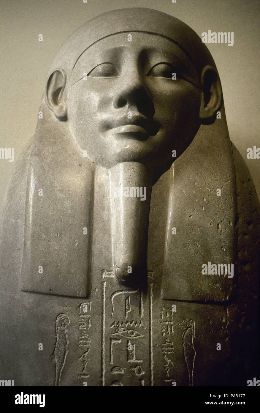 Arte Egipcio. Sarcofago del sacerdote Sema Tawy (siglo IV a. C.) realizado en basalto. Museo Gregoriano egipcio, Museos Vaticanos. Foto de stock