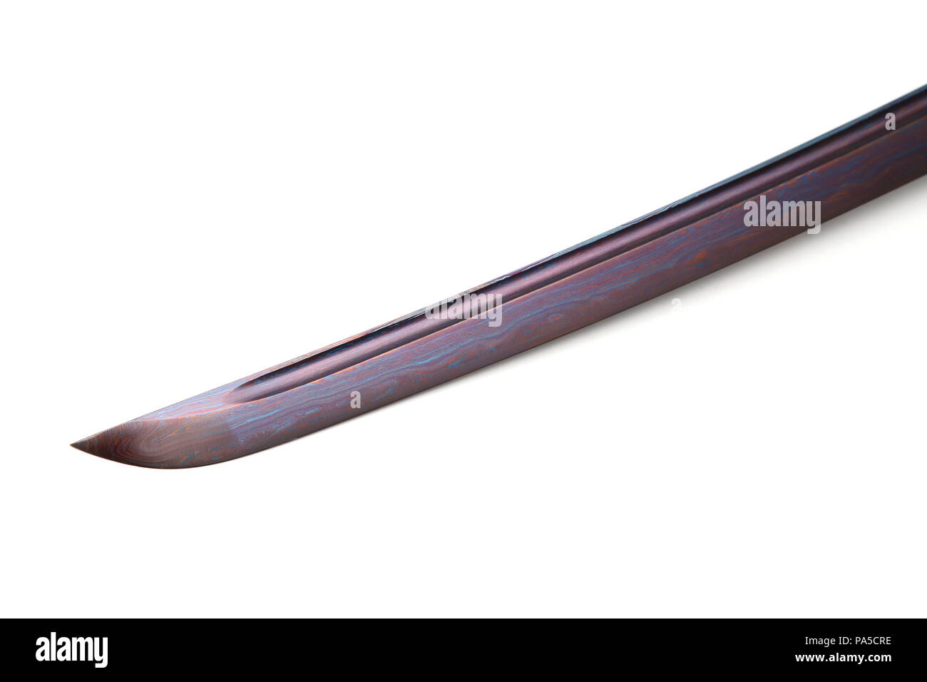 Hoja de acero plegada de la espada japonesa (Chino) color rojo recubierto  de titanio por aislados en fondo blanco Fotografía de stock - Alamy