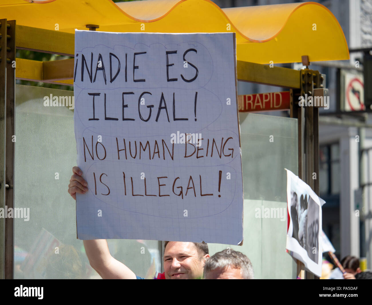 Pro-inmigración firmar en la pantalla por una de los manifestantes en un desfile de orgullo LBGT. Ningún ser humano es ilegal. Foto de stock