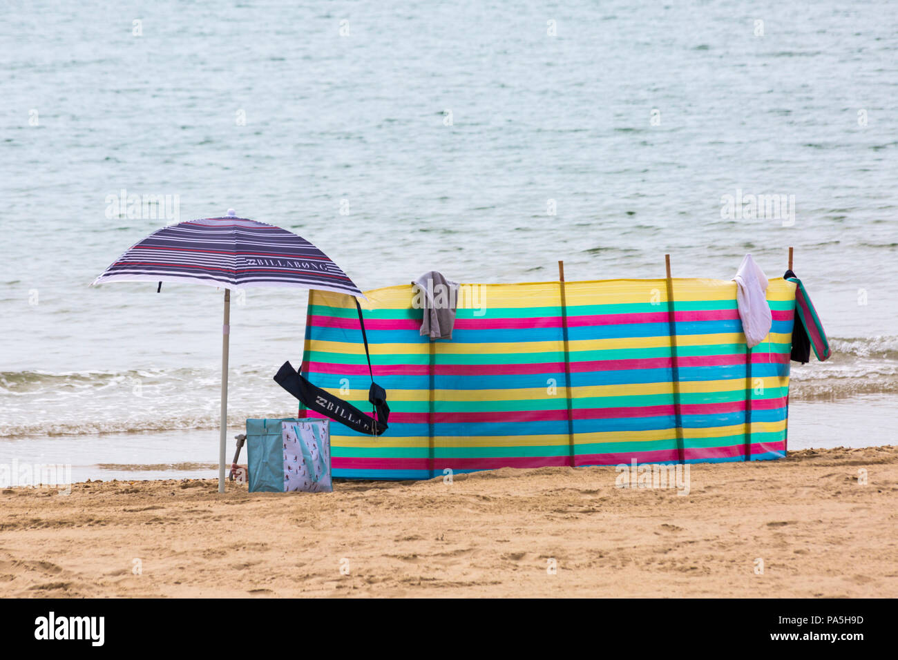 Billabong sombrilla y protección el en la playa de Bournemouth en julio Fotografía de stock - Alamy
