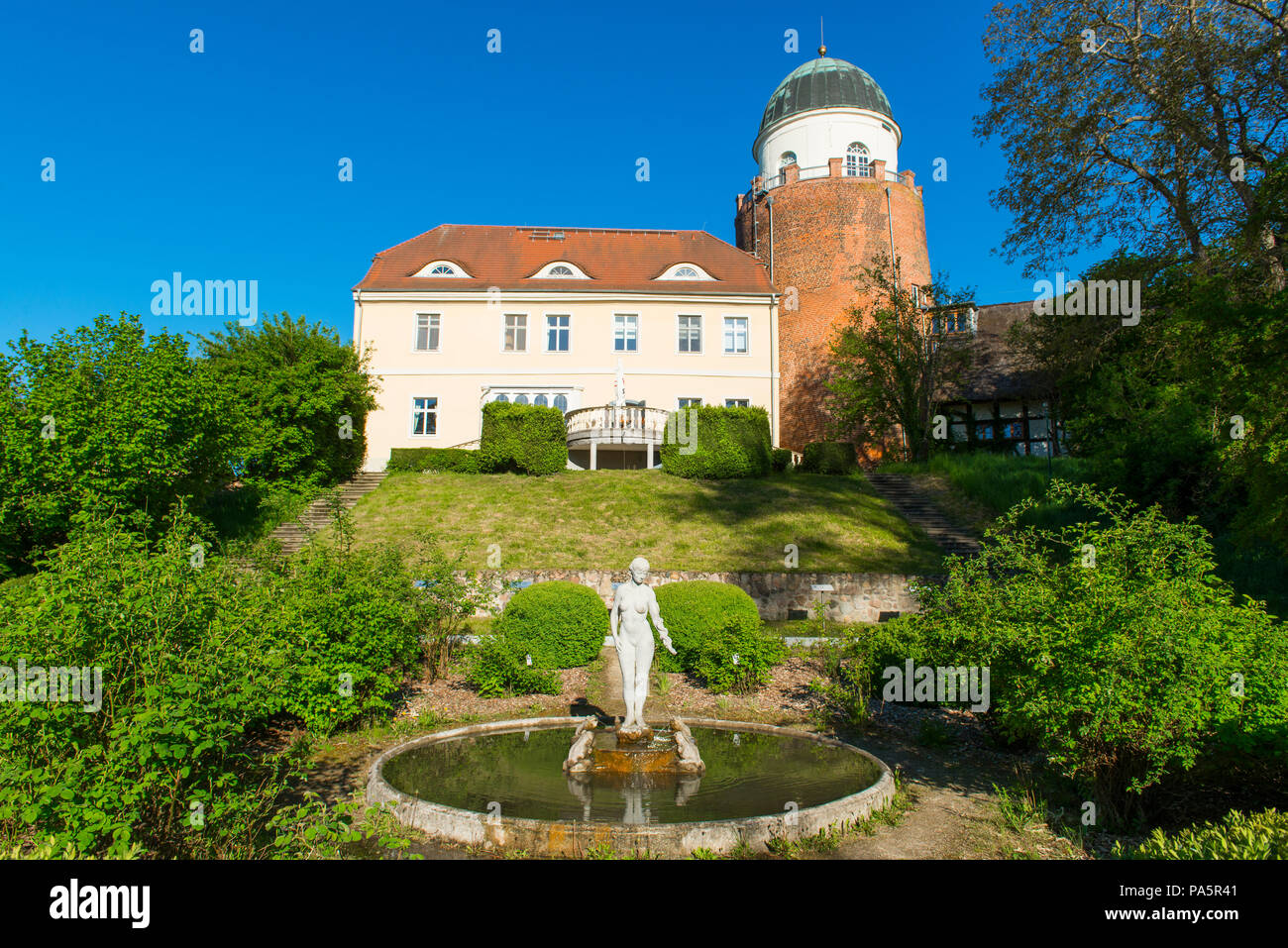 Park y el castillo de Lenzen, centro de visitantes de la reserva de la biosfera paisaje de río Elba, Lenzen, Prignitz, Brandenburgo, Alemania Foto de stock