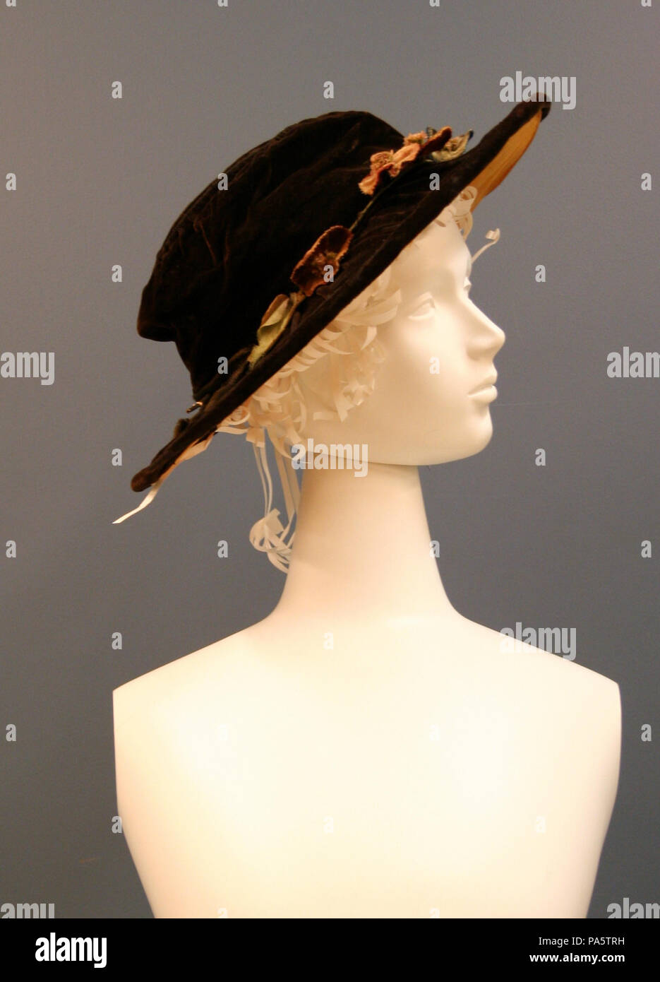 252 Sombrero de terciopelo marrón con flores de terciopelo multicolor Foto de stock