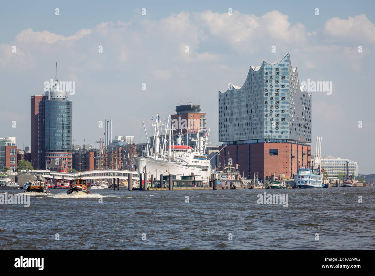 Elbe Philharmonic Hall, Elphie, junto a los edificios de la Speicherstadt, delante velero Cap San Diego, Hamburger Hafen Foto de stock