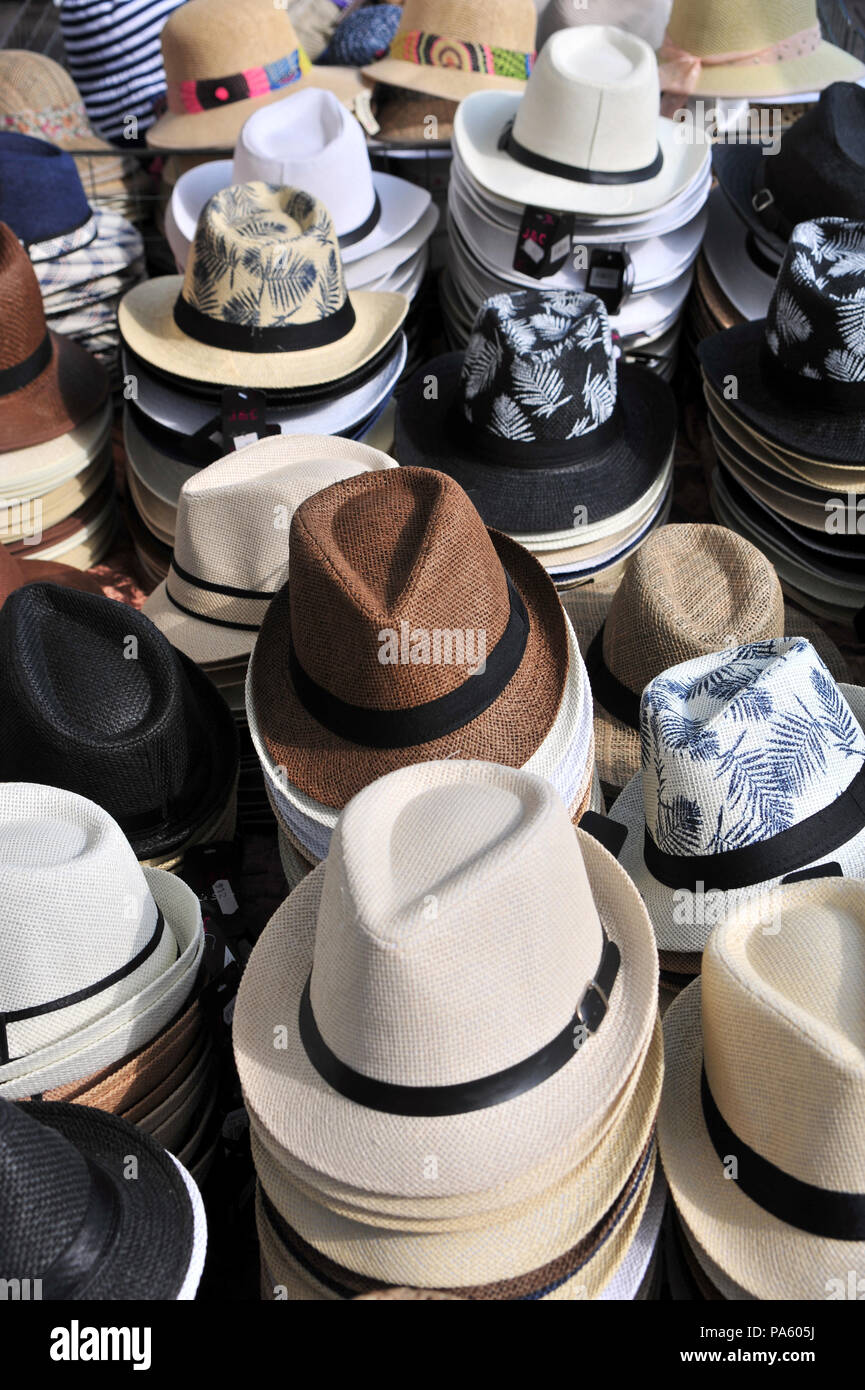 Selección de los hombres sombreros para la venta y en la pantalla de la  venta en un mercado que se lleva a cabo cada semana en Beziers, Francia  Fotografía de stock 