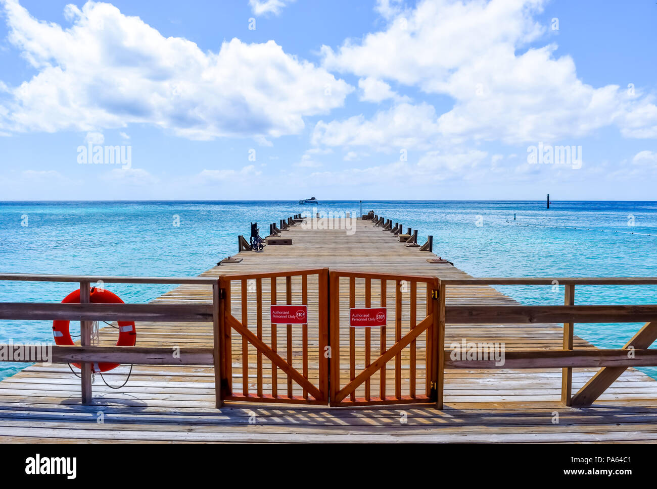 Boardwalk/Muelle/Embarcadero a lo largo de una playa en las Islas Turcas y Caicos Foto de stock