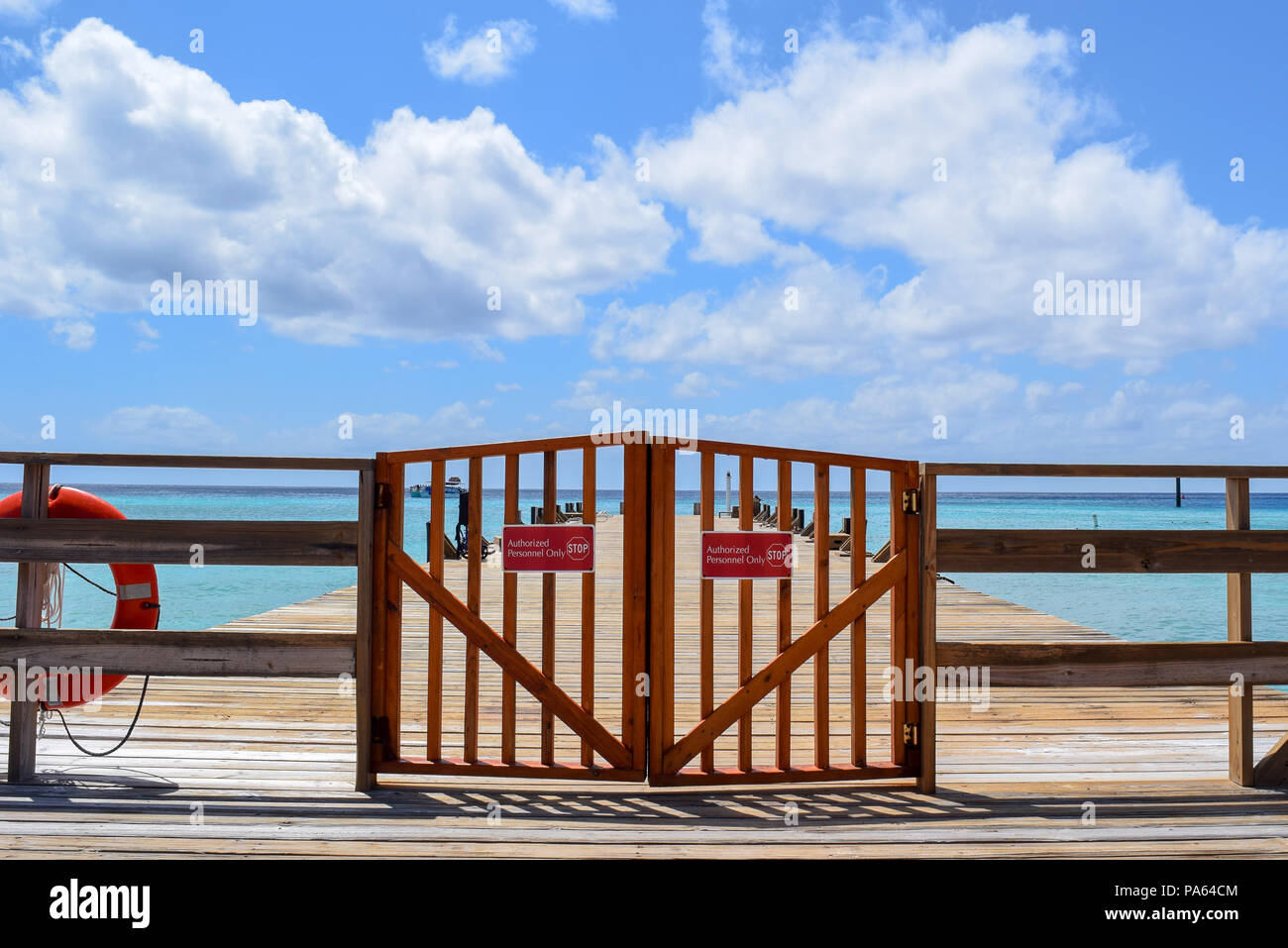 Boardwalk/Muelle/Embarcadero a lo largo de una playa en las Islas Turcas y Caicos Foto de stock