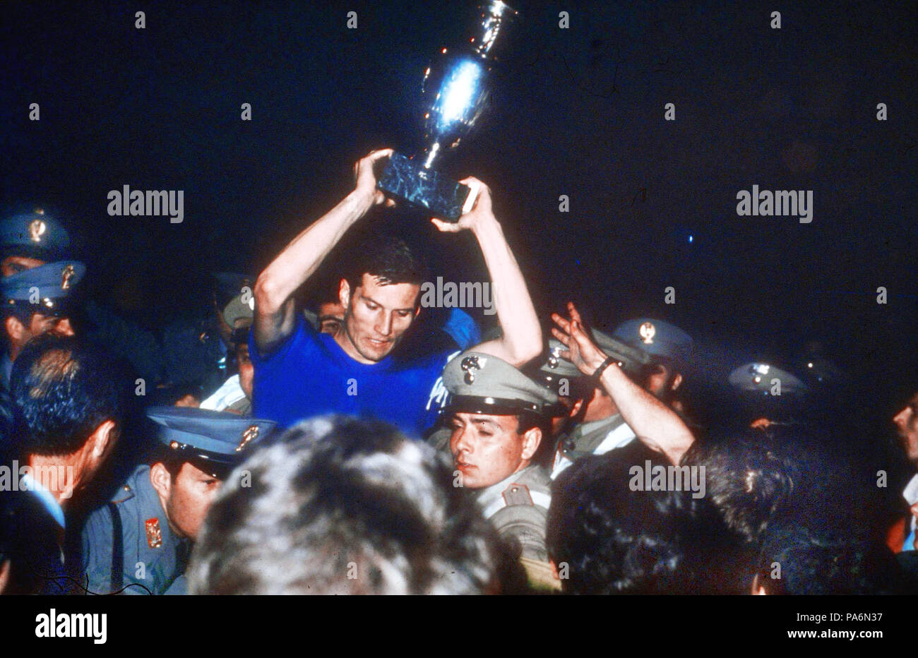 319 UEFA Euro 1968 Final - capitán italiano Giacinto Facchetti con el trofeo Foto de stock